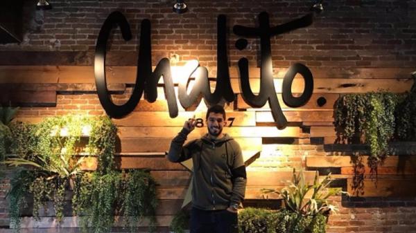 Restoran Luis Suarez Luis Suarez berfoto di depan restoran miliknya. (Foto: The Sun)