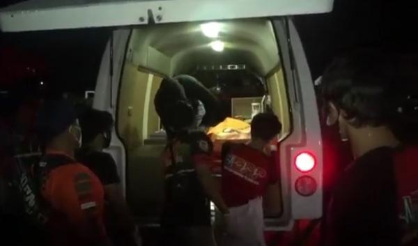 Tewas Puskesmas Palangka Raya 2 Tubuh pria tewas tergantung di bangunan puskesmas yang tak terpakai dievakuasi ke RSUD Doris Sylvanus, Palangka Raya, Kalimantan Tengah. (Foto: iNews/Ade Sata)