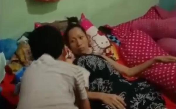 Erlin sehari-hari dirawat dua anak laki-lakinya berusia 8 dan 10 tahun. (Foto: iNews/Zainuddin Yasin)