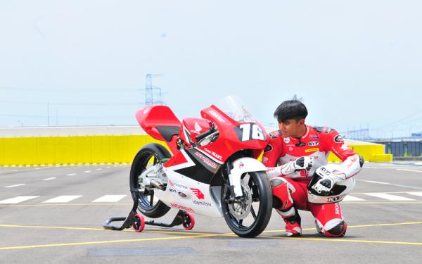 Astra Honda Racing Team (AHRT) terjunkan satu pembalap untuk mentas di CEV Moto3 Junior World Championship. Persona yang dimaksud adalah Mario Suryo Aji. (Foto: AHM)