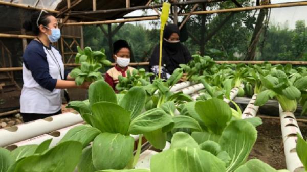 MNC Peduli menyalurkan bantuan kepada warga Kelurahan Sumur Baru, Kecamatan Bantar Gebang, Kota Bekasi, Kamis (25/2/2021). (Foto: Abdullah M Surjaya/ Sindo Media).