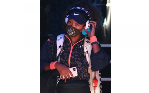 Naomi Osaka Naomi Osaka mengantung jimat di tas raket saat beraksi di Australia Terbuka 2021 (Foto: Trends Map)