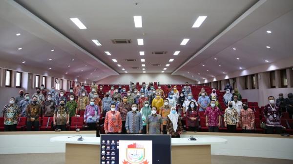 Penjabat Wali Kota Makassar Rudy Djamaluddin berfoto bersama seluruh OPD Kota Makassar setelah berpamitan menjelang akhir tugasnya, Kamis (25/2/2021). (Foto: iNews/Arham Hamid)