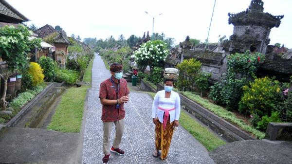 Menparekraf Sandiaga Uno berkunjung ke Desa Penglipuran. (Foto: ANTARA)