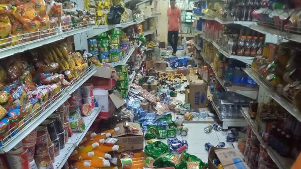 Barang-barang berjaatuhan dari rak salah satu supermarket di Bacan, Kabupaten Halmahera Selatan, Provinsi Malut, saat gempa bumi terjadi Jumat malam (26/2/2021). (Foto: iNews/Ismail Sangaji)