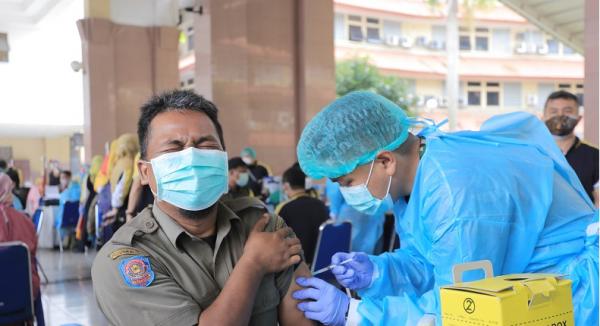 3 000 Guru di  Tangerang  Disuntik Vaksin Sinovac Pedagang 