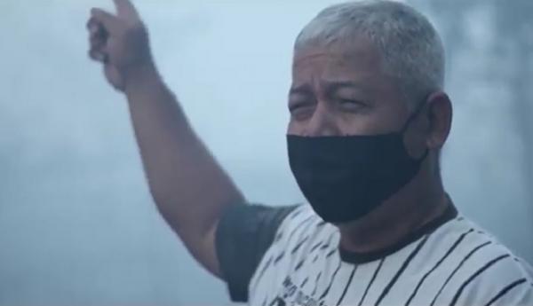 Karim, warga Jalan Sepakat 2 Ujung, Pontianak mengungsikan keluarganya akibat kebakaran lahan dan hutan. (Foto: iNews/Uun Yuniar)
