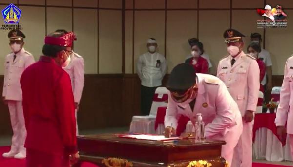 Pelantikan Kepala Daerah terpilih di Bali 2 Pelantikan Kepala Daerah terpilih di Bali, Jumat (26/2/2021). (Foto: YouTube Pemprov Bali)