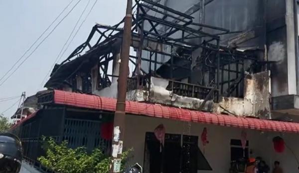 Posko pemadam kebakaran di Jalan Putri Dara Nante, Kecamatan Pontianak Kota hangus terbakar, Jumat (26/2/2021) siang. (Foto: iNews/Uun Yuniar)