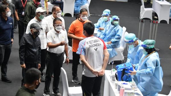 Wapres Ma`ruf Amin (jaket hitam) berbincang dengan pebulu tangkis Hendra Setiawan pada acara Vaksinasi Atlet di Istora Gelora Bung Karno, Jakarta, Jumat (26/2/2021). (Foto: Kemenpora)