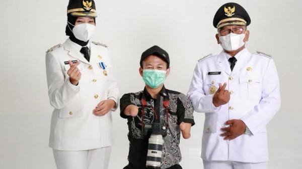 Fotografer Achmad Dzulkarnain alias Bang Dzoel bersama Bupati Banyuwangi Ipuk dan Wakil Bupati Sugirah usai sesi pemotretan. (Foto: Istimewa)