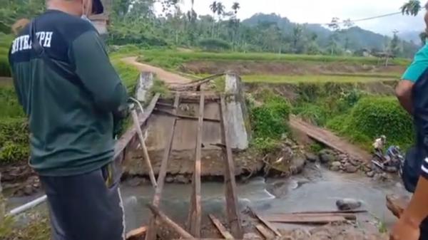 Jembatan rusak Jembatan di Pringsewu rusak dan terputus usai truk jatuh (Indra Siregar/MNC Portal)