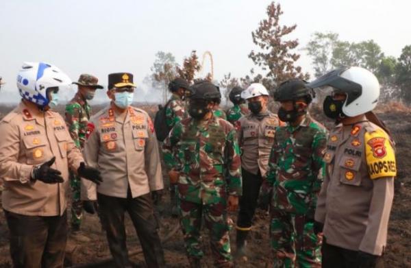 Kapolda Kalbar Irjen Pol Sigid Tri Hardjanto bersama Pangdam XII/Tanjungpura Mayjen TNI Muhammad Nur Rahmad meninjau lokasi karhutla di Kubu Raya. (Foto: iNews/Gusti Eddy)