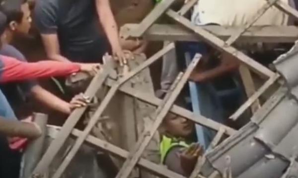 Petugas tertimbun reruntuhan bangunan pos polisi yang ambruk di Cimanggis, Depok. (Foto: iNews/Iyung Rizki)