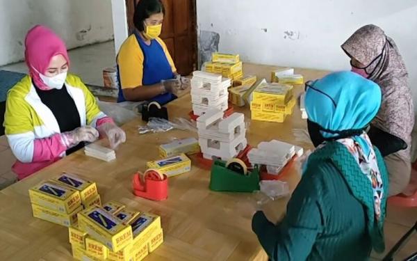 Brem merupakan jajanan khas legendaris dari Madiun, Jawa Timur.