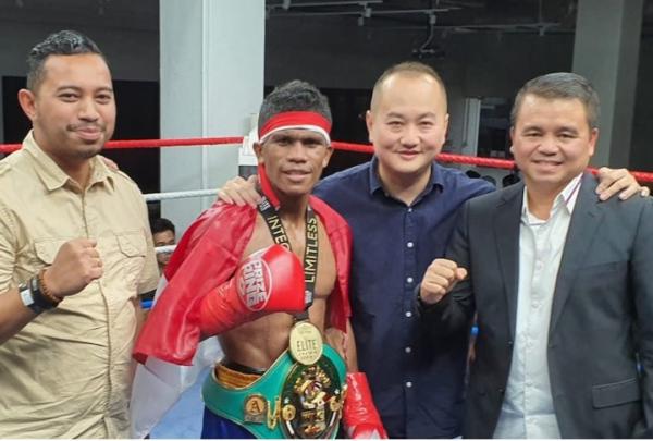 Marsma TNI Donald Kasenda (kanan) mengantar Ongen dalam laga di Singapura. (Foto: Dispenau).