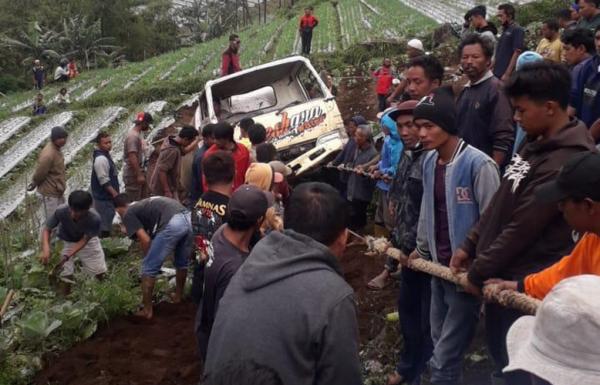 Dramatis, Puluhan Warga Evakuasi Truk Tangki Air Terperosok di Lereng Gunung Lawu