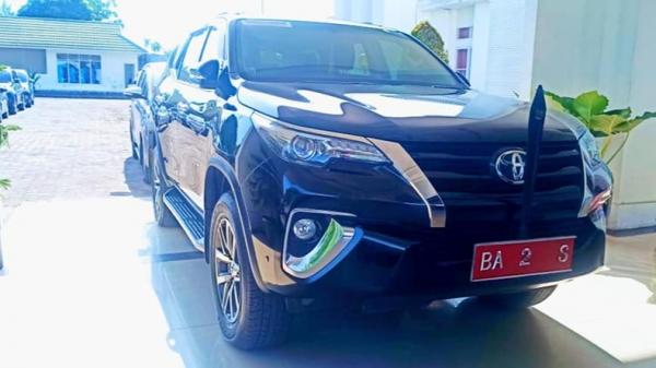 Mobil Dinas Bupati dan Wakil Bupati Pasaman Barat, Hamsuardi-Risnawanto memilih menggunakan mobil dinas lama ketimbang beli baru (Rus Akbar/MNC Portal)