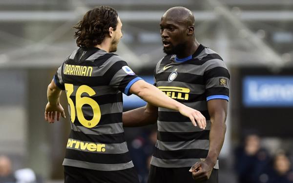 Romelu Lukaku Striker Inter Milan Romelu Lukaku merayakan gol ke gawang Genoa pada laga lanjutan Liga Italia, Minggu (28/2/2021) malam WIB. (Foto: Reuters)