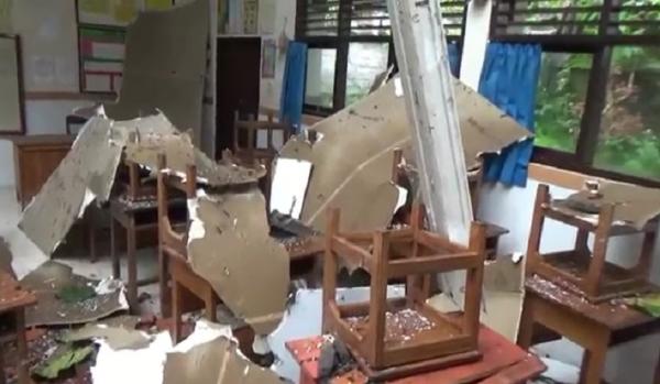 Sekolah rusak pohon tumbang 2 SD 2 Sempidi di Mengwi, Badung porak-poranda ditimpa pohon tumbang. (Foto: iNews/Bagus Alit)