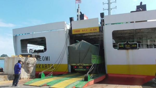 Kapal Neomi Polisi olah TKP di kapal Neomi yang membawa truk ekspedisi terbakar saat sandar di Pelabuhan Bakauheni, Lampung (Heri Fulistiawan/MNC Portal)