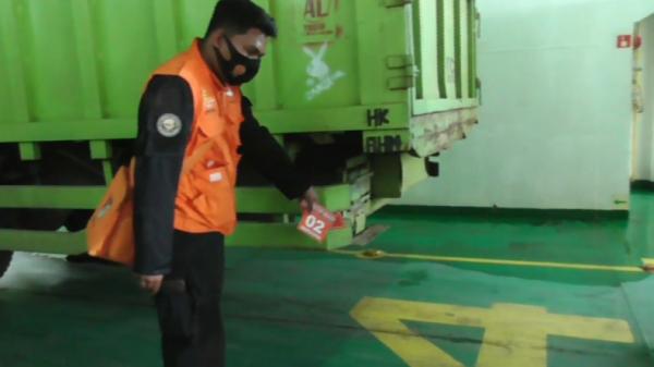 Kapal Neomi olah TKP Polisi olah TKP di kapal Neomi yang membawa truk ekspedisi terbakar saat sandar di Pelabuhan Bakauheni, Lampung (Heri Fulistiawan/MNC Portal)