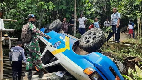 Mobil dinas Patwal Dishub Pemkab Sikka terbalik saat mengawal rombongan Bupati Sikka Fransiskus Roberto Diogo di Desa Persiapan Pelibaler, Kecamatan Doreng, Kabupaten Sikka, NTT, Selasa (2/3/2021). (Foto: iNews/Joni Nura)