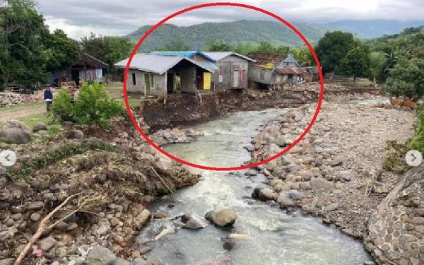 Rumah rusak dan terbawa arus di Desa Dah, Dompu Rumah rusak dan terbawa arus di Desa Dah, Dompu yang terkena banjir (Foto: Instagram/Zulkiflimansyah)
