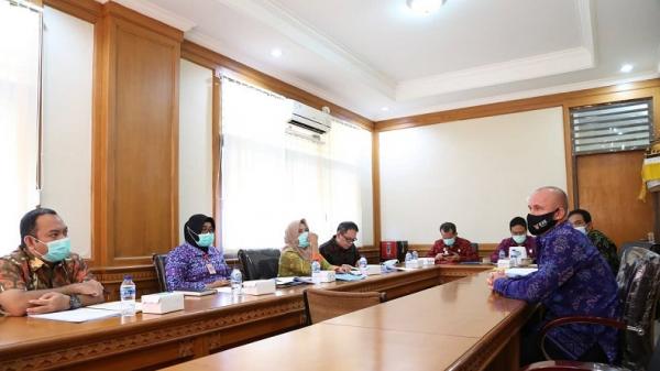 WNA mengikuti sidang permohonan menjadi WNI di Ruang Sahadewa Kanwil Kemenkumham Bali, Selasa (2/3/2021). (Foto: iNews.id/Kanwil Kemenkumham Bali)