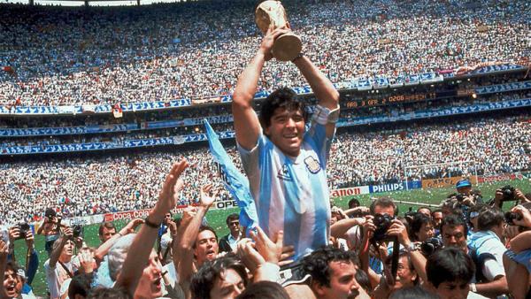Diego Maradona Kapten Timnas Argentina Diego Maradona mengangkat trofi Piala Dunia 1986. (Foto: Sportsnet)