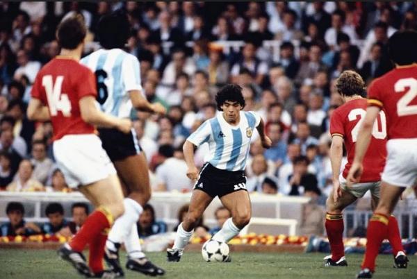 Maradona Diego Maradona beraksi pada Piala Dunia 1986. (Foto: Sportskeeda)