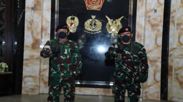 Pangkohanudnas TNI Panglima TNI Marsekal TNI Hadi Tjahjanto memimpin serah terima jabatan Pangkohanudnas kepada pejabat baru Marsda TNI Novyan Samyoga di Jakarta, Rabu (3/3/2021). (Foto: Puspen TNI).