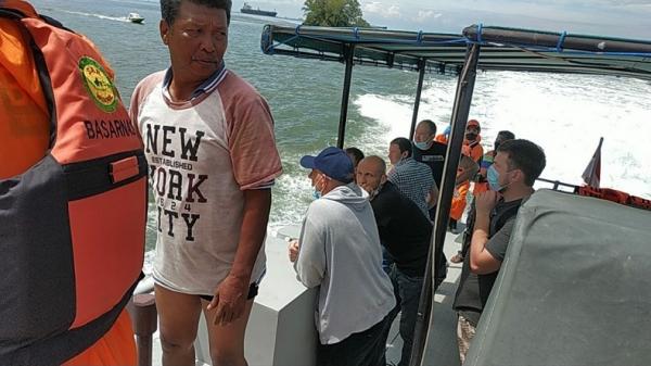 Puluhan WNA asal Ukraina dievakuasi setelah kapal motor cepat yang mereka tumpangi terbalik di perairan Teluk Balikpapan, Kalimantan Timur, Selasa (2/3/2021) malam. (Foto: iNews/Mukmin Azis)
