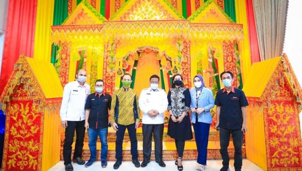 Wali Kota Banda Aceh Aminullah Usman bersama Pimpinan Redaksi iNews Network Muhammad Jazuli dan Kepala Divisi Network Hanna Fauzie mewakili MNC Media Group di Pendopo Wali Kota Banda Aceh, Rabu (2/3/2021). (Foto: MNC Group) 
