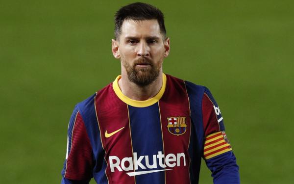 Kapten Barcelona Lionel Messi kegirangan saat merayakan gol Gerard Pique ke gawang Sevilla. Dia berloncat-loncatan sendirian bak bocah. (Foto: Reuters)