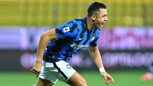 Alexis Sanchez Inter Milan 2 Striker Inter Milan Alexis Sanchez merayakan golnya ke gawang Parma pada lanjutan Liga Italia di Ennio Tardini, Jumat (5/3/2021) dini hari WIB. (Foto: REUTERS)