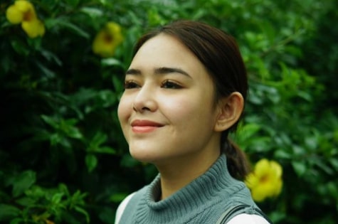 Amanda Manopo juga senang tampil sederhana dengan dikuncir
