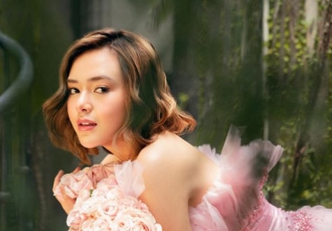 Amanda Manopo dengan potongan short cut dan highlight curly