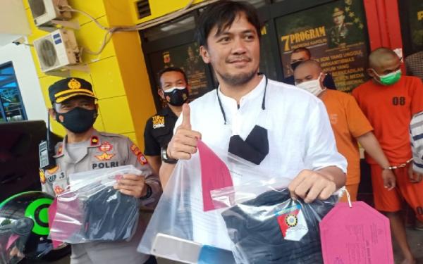 JAMBRET HP1 Kasatreskrim AKBP Adanan Mangopang dan Kapolsek Kiaracondong Kompol Asep Saepudin menunjukkan barang bukti kejahatan Riki Dwi Novianto, pelaku jambret yang seret korbannya. (Foto: iNews.id/Agus Warsudi)