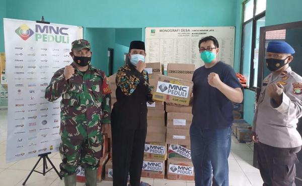 mnc peduli banjir desa harapan jaya MNC Peduli menyalurkan bantuan untuk korban banjir di Desa Pantai Harapan Jaya, Bekasi, Jumat (5/3/2021). (Foto: MNC Media/Abdullah M Surjaya)