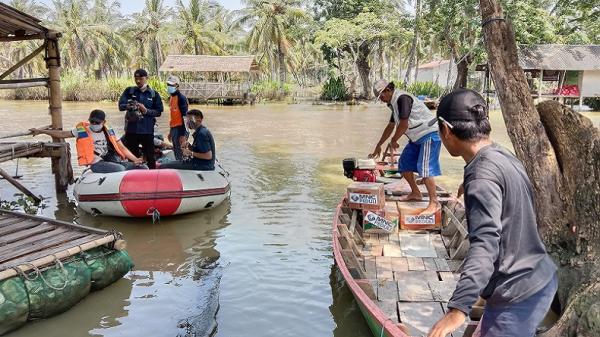 MNC Peduli Bekasi2 MNC Peduli menyerahkan bantuan kepada warga terdampak banjir di Desa Pantai Harapan Jaya, Bekasi, Jawa Barat, Jumat (5/3/2021). (Foto: MNC Media).