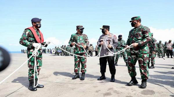 Panglima TNI Marsekal TNI Hadi Tjahjanto melepas Satgas Maritim TNI Konga XXVIII-M Unifil untuk menunaikan tugas ke Lebanon, Jumat (5/3/2021). (Foto-foto: Puspen TNI).