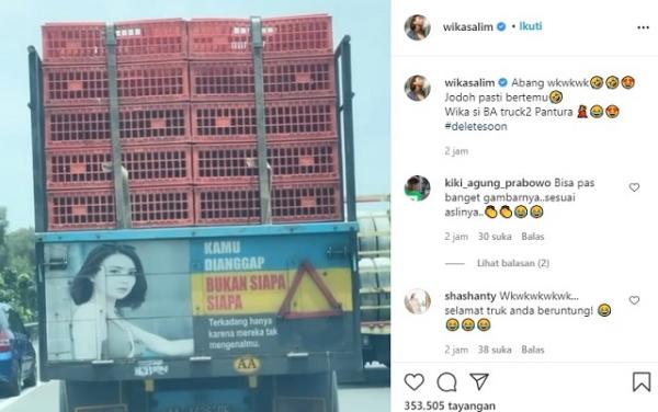 Sebuah truk jalur Pantura memasang wajah Wika Salim