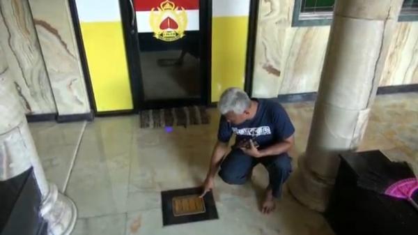 Empat emas batangan ditanam di lantai depan pintu masuk musala. (Foto: iNews/Yudy Heryawan Juanda)