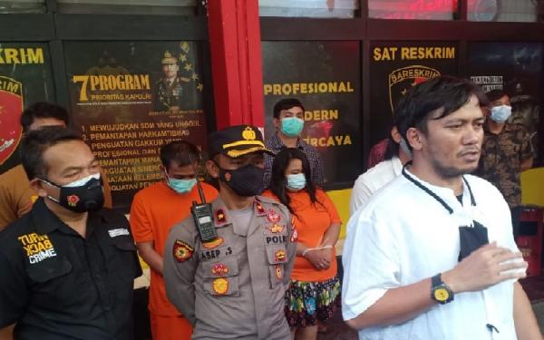 PENCURI EMAS1 Kasatreskrim Polrestabes Bandung AKBP Adanan Mangopang menghadirkan tersangka pencurian Shilton dan Nina saat ekspos kasus di Makosatreskrim, Jalan Jawa, Kota Bandung. (Foto: iNews.id/Agus Warsudi)