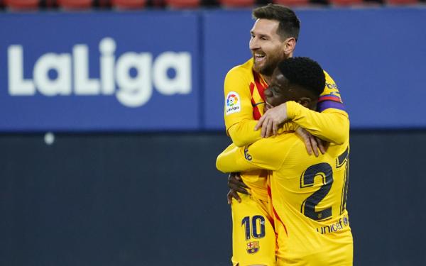Lionel Messi dan Ilaix Moriba Lionel Messi memeluk Ilaix Moriba saat merayakan gol ke gawang Osasuna 2-0 pada jornada ke-26 Liga Spanyol, Minggu (7/3/2021) dini hari WIB.