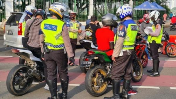 Polda Metro Jaya kembali menindak sejumlah pengendara yang melintas di sekitar Istana Negara, Jakarta Pusat, Minggu (7/3/2021). (Foto: TMC Polda Metro Jaya).
