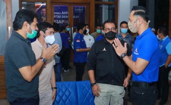 Mantan Panglima GAM Muzakir Manaf atau Mualem (kiri) memberikan dukungan kepada Ketua Umum Partai Demokrat Agus Harimurti Yudhoyono atau AHY, Sabtu (6/3/2021) malam. (Foto: Partai Demokrat).