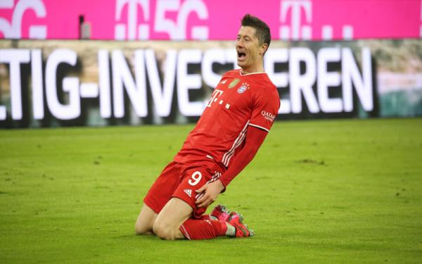Robert Lewandowski Striker Bayern Munchen Robert Lewandowski hobi banget bikin Borussia Dortmund sakit hati. Terbaru dia bikin hattrick dalam kemenangan 4-2 atas mantan klubnya. (Foto: Twitter @FCBayern)