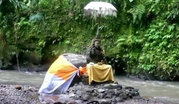 Sulinggih Cabul Oknum Sulinggih di Bali mencabuli perempuan saat prosesi melukat di Tukad Campuhan, Tampaksiring, Gianyar. (Foto: iNews.id/Indira Arri)